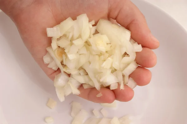 Przytrzymaj trochę posiekanej cebuli — Zdjęcie stockowe