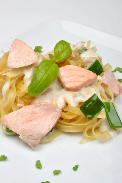 Esparguete cozido com salmão orgânico — Fotografia de Stock