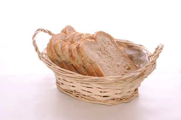 Quelques tranches de pain dans un panier — Photo