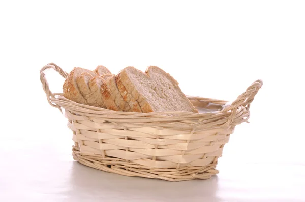 Μερικές φέτες ψωμί σε ένα καλάθι — Φωτογραφία Αρχείου