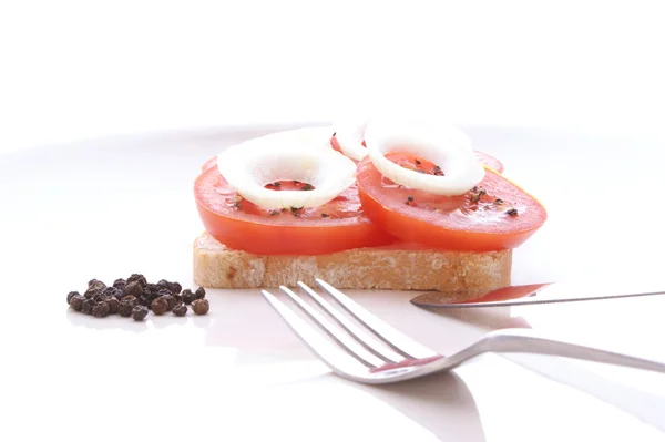 Tomate in Scheiben auf Brot geschnitten — Stockfoto