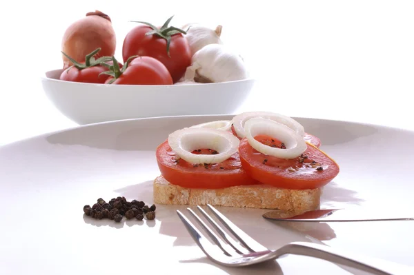 Tomate in Scheiben auf Brot geschnitten — Stockfoto