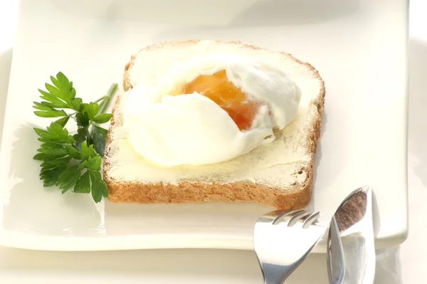 Huevo escalfado en una rebanada tostada — Foto de Stock