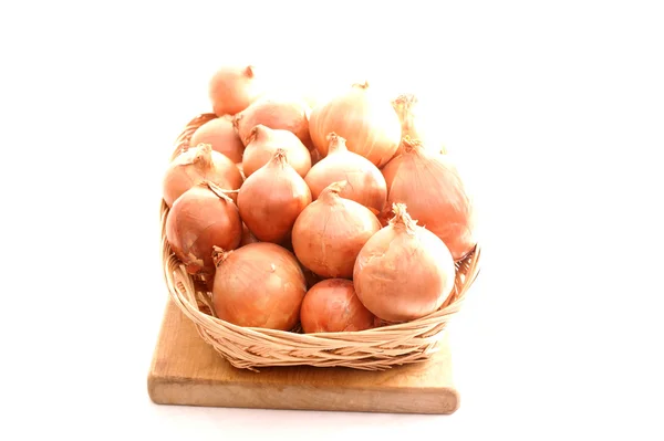 Cebollas en cesta hecha a mano —  Fotos de Stock