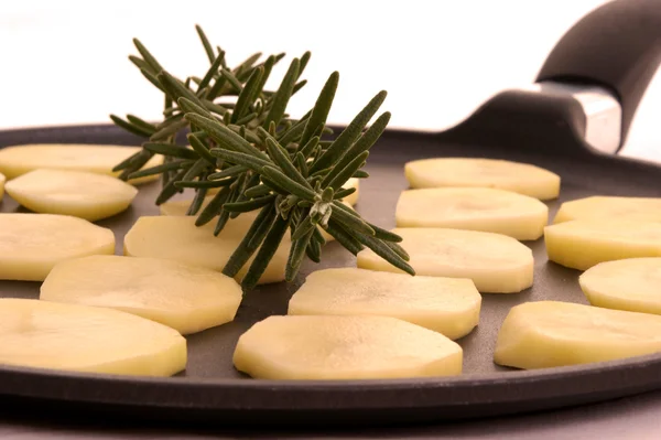 На скибочках нарізати картоплю і сковороду — стокове фото
