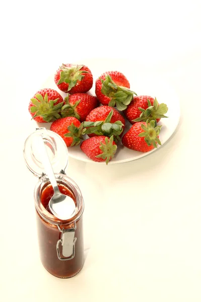 Fresh strawberries and strawberry jam — Stock Photo, Image