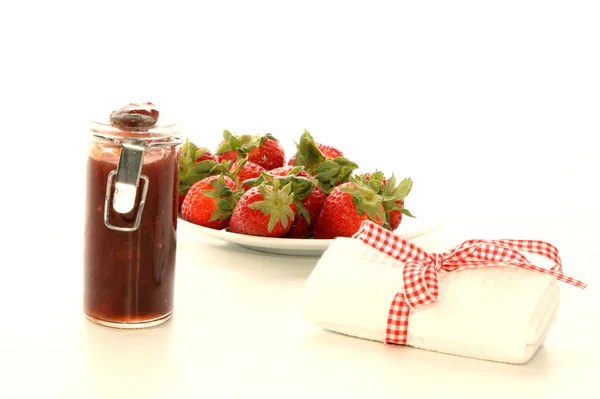Verse aardbeien en strawberry jam — Stockfoto