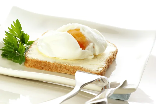 Huevo escalfado en tostadas —  Fotos de Stock