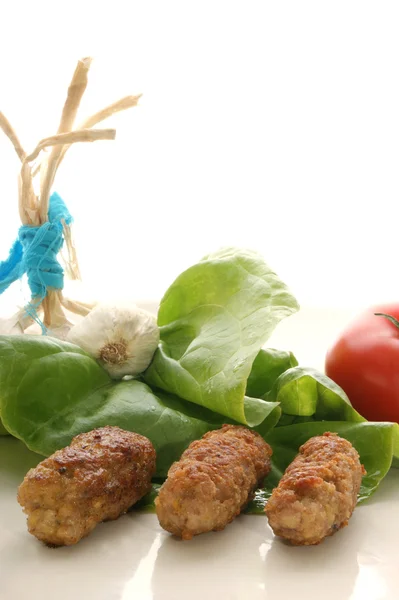 Meatrolls egy tányéron salátával — Stock Fotó