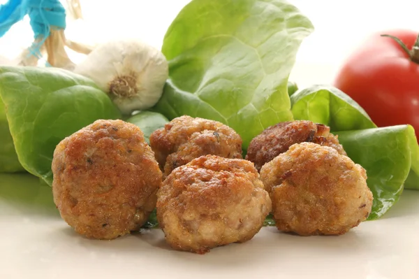 Meatballs on a plate with salad — Stock Photo, Image