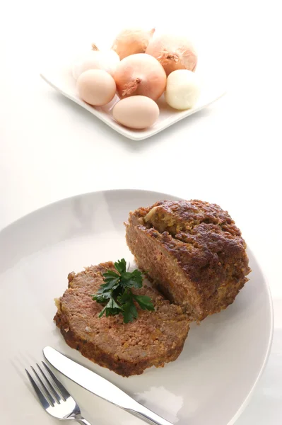 Meatloaf op een witte plaat — Stockfoto