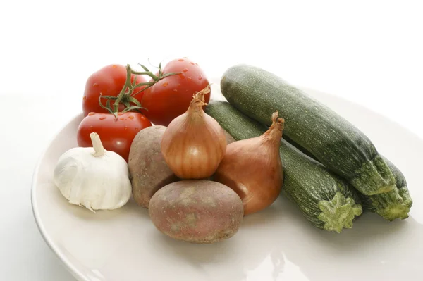 Warzywa na białym talerzu — Zdjęcie stockowe