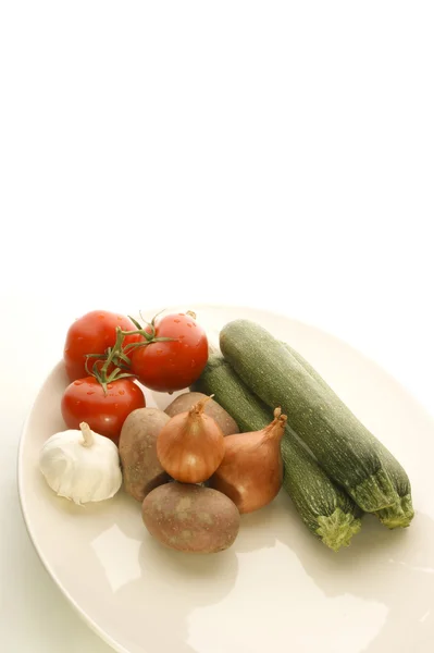 Овощи на белой тарелке — стоковое фото