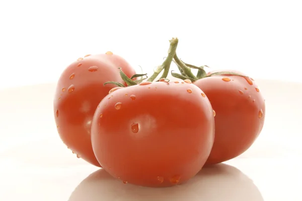 Tři čerstvých rajčat — Stock fotografie