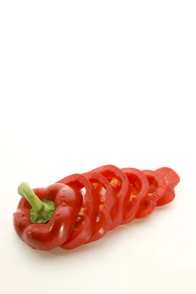 Jedno čerstvé červené papriky nakrájíme na plátky — Stock fotografie