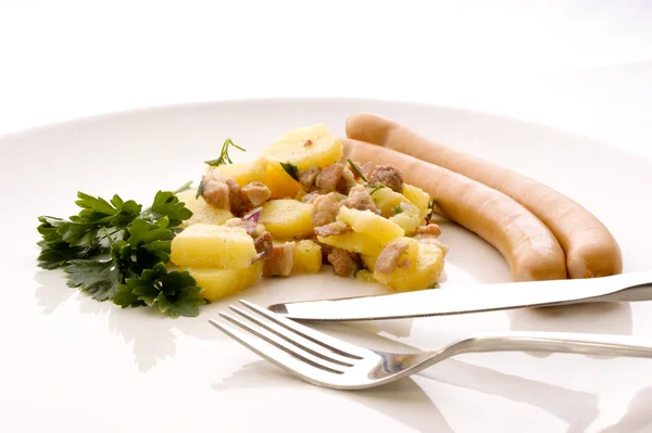 Aardappelsalade en -worst — Stockfoto