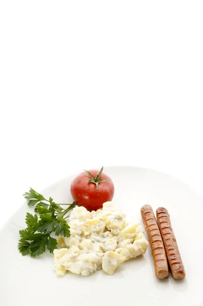 Картофельный салат и колбаса — стоковое фото