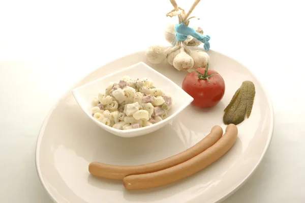 Salada de macarrão e salsicha — Fotografia de Stock