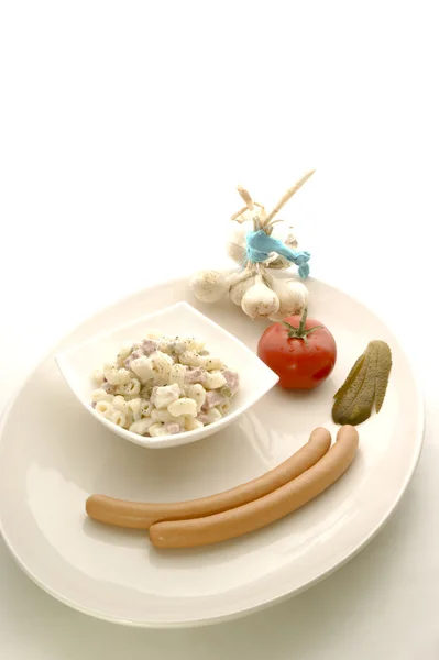 Sałatka z makaronem i kiełbasa — Zdjęcie stockowe
