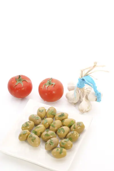 Gröna oliver med olja och persilja — Stockfoto