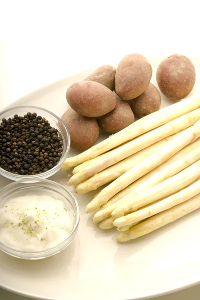 Chřest a brambory na talíři — Stock fotografie