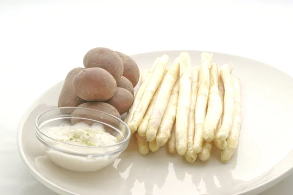 Spargel und Kartoffeln auf einem Teller — Stockfoto