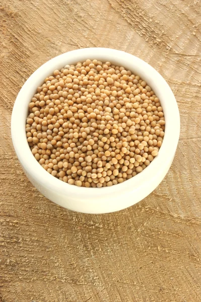 Sementes de mostarda são pequenas sementes redondas — Fotografia de Stock