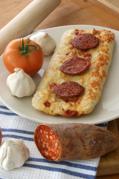 Hausgemachte italienische Pizza mit Salami — Stockfoto