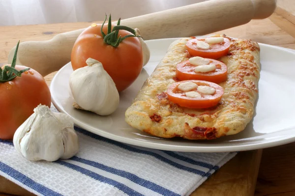 Pizza italiana caseira com salame — Fotografia de Stock