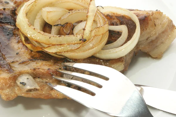 Rupturas de porco grelhado com anéis de cebola — Fotografia de Stock