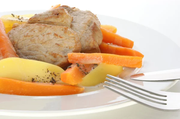Kartoffeln mit Karotten und Schweinekoteletts — Stockfoto