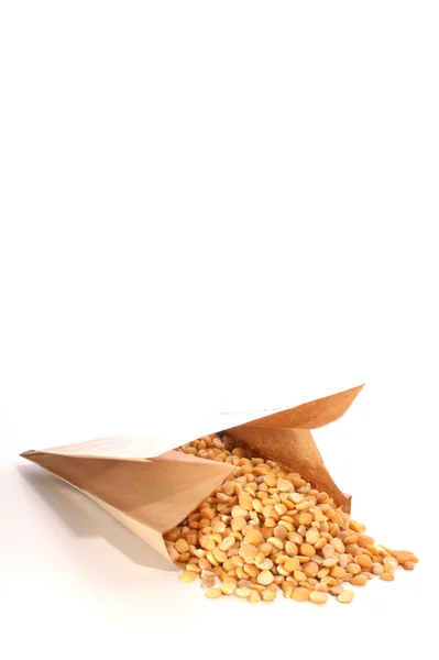 茶色の紙袋に黄色のエンドウ豆 — ストック写真