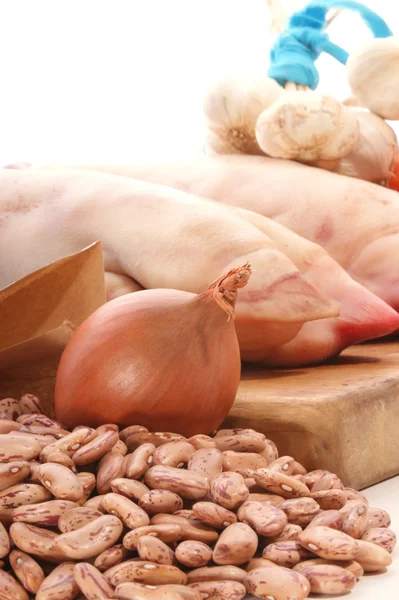 Trotter de cerdo y verduras frescas —  Fotos de Stock