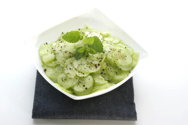 Salada de pepino com erva-cidreira — Fotografia de Stock