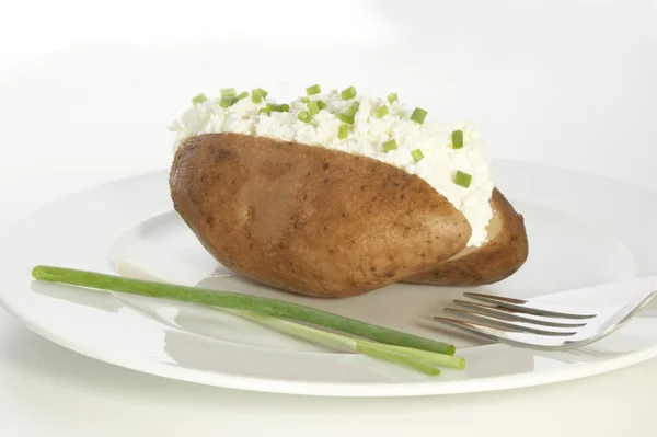 Bakad potatis med ostmassa — Stockfoto