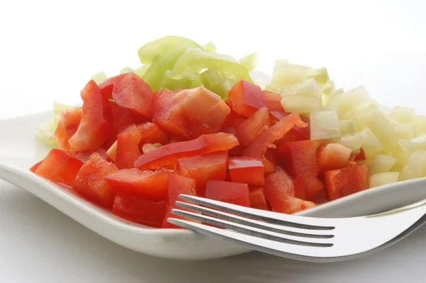 Beyaz plaka üzerinde kırmızı biber salatası — Stok fotoğraf