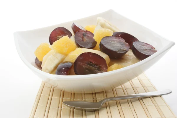 Salada de frutas em uma tigela branca — Fotografia de Stock