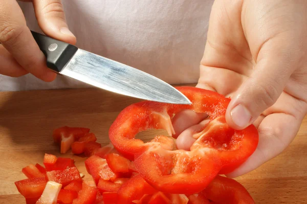 Skär paprika för att göra en sallad — Stockfoto