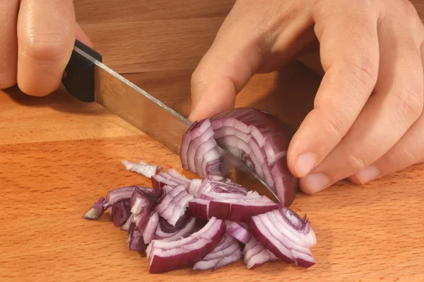 Zwiebeln für eine Gemüsesuppe schneiden — Stockfoto