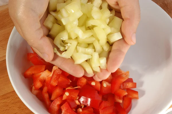 Kırmızı biber salatası için hazırlanan kırmızı biber — Stok fotoğraf