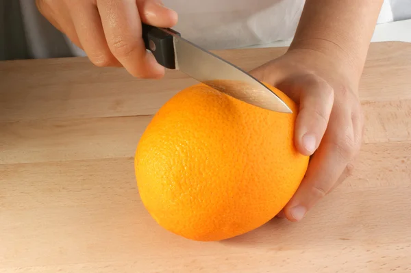 Bereiden van fruit aan het maken van een fruitsla — Stockfoto