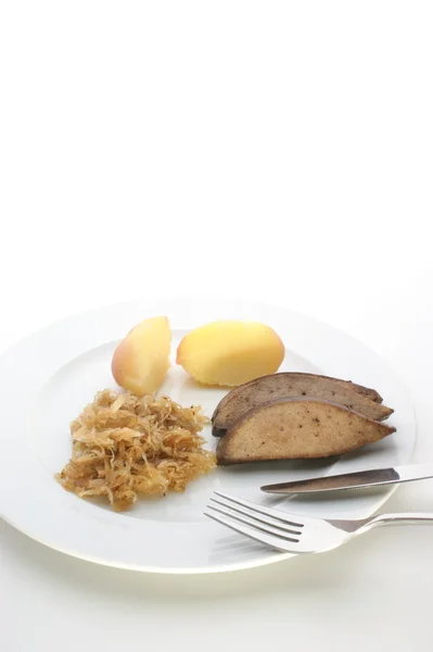 Wątroby kiszona kapusta i ziemniaki na talerzu — Zdjęcie stockowe