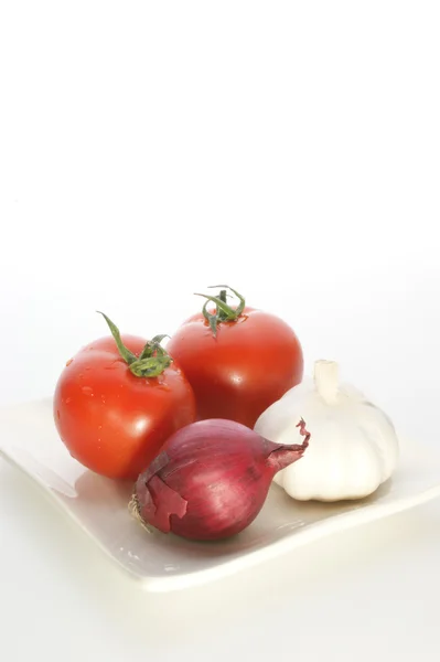 Cibule, rajčata a česnek pro tomatosalad — Stock fotografie