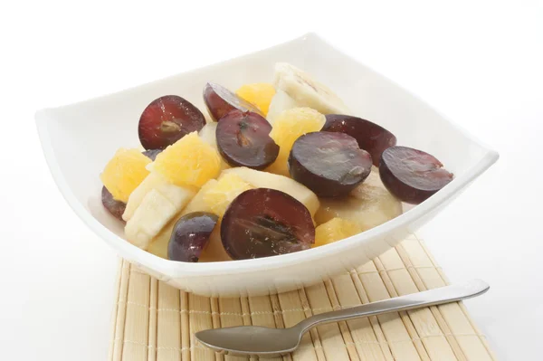 Sałatka owocowa w misce biały — Zdjęcie stockowe