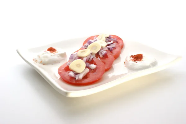 Tomatenzwiebeln und Sahne als Salat — Stockfoto