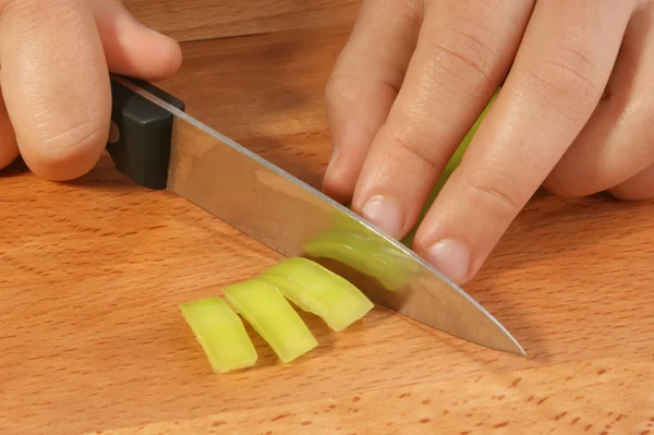 Cut one green paprika for paprikasalad — Stock Photo, Image