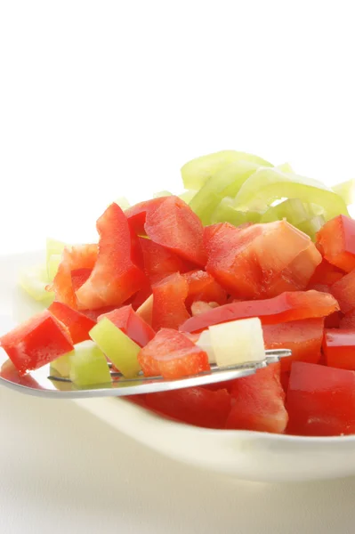 Beyaz bir kase kırmızı biber salatası — Stok fotoğraf