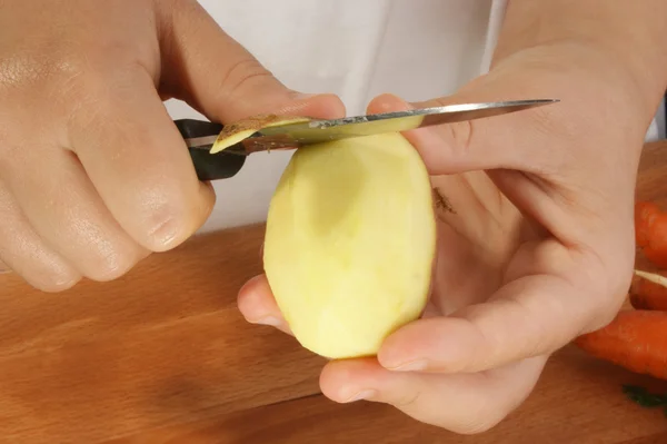 Förbereda potatis potatosoup — Stockfoto
