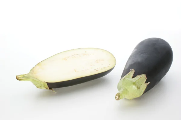 Färsk ekologisk aubergine från trädgården — Stockfoto