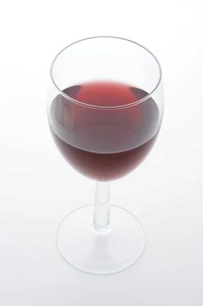 Бокал вина наполненный красным вином — стоковое фото